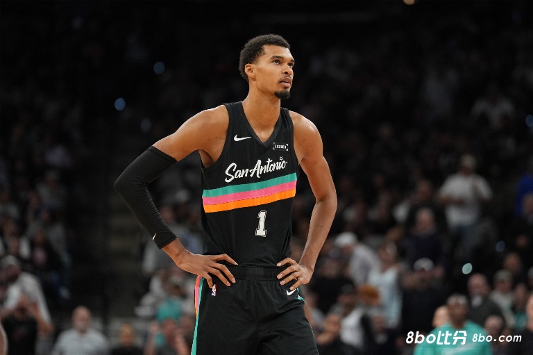 如何与文班对位?奥尼尔:我会把他顶到篮下 然后在他脸上暴扣